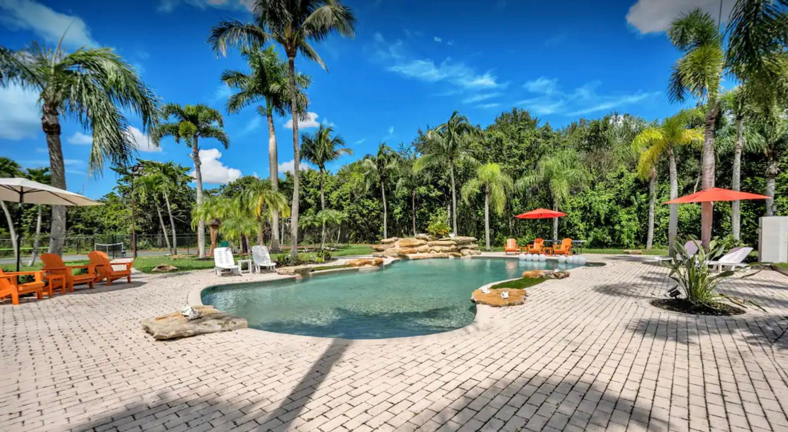 Piscina y jardines